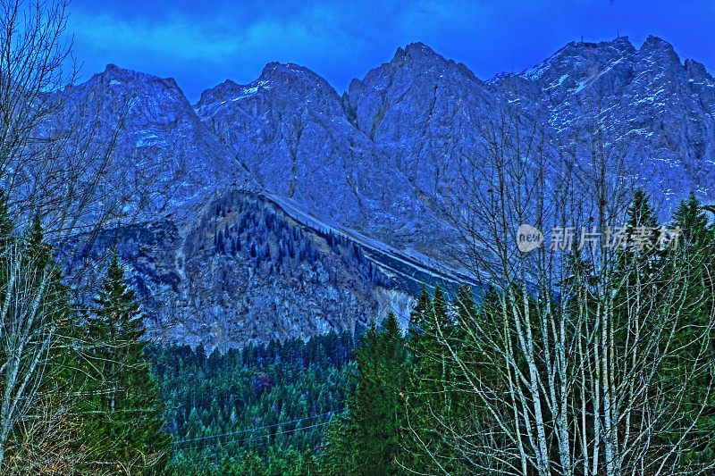 德国阿尔卑斯山在一个浮雕和高度饱和的图像