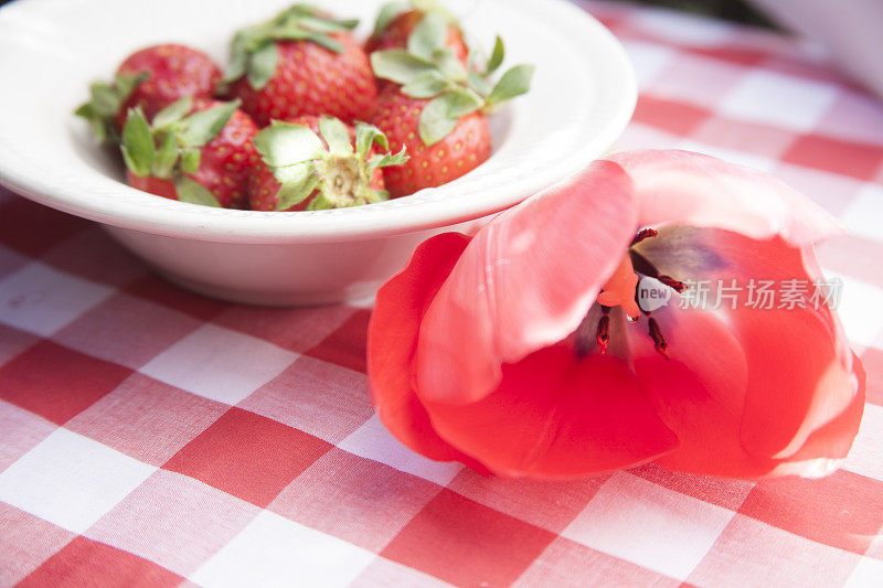 碗里的新鲜草莓。郁金香。健康饮食。