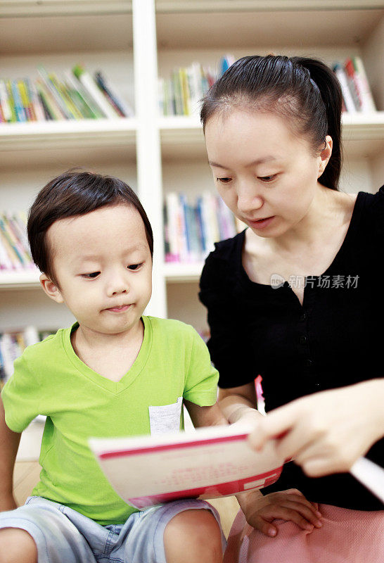 图书馆里的女人和儿子