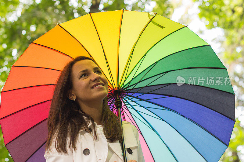 美丽的女孩爱上了雨伞