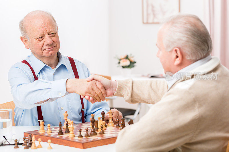 老年人下棋