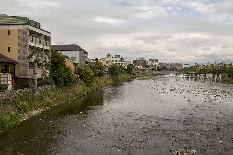 日本京都kamo河岸边的传统房屋