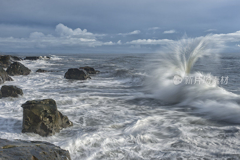 海浪冲击着海岸岩石