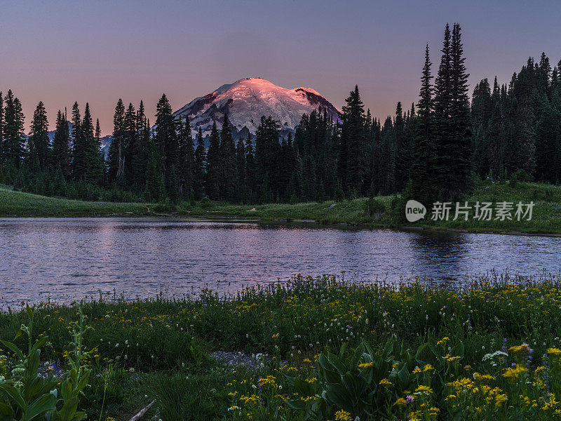 MT.Rainier在日落