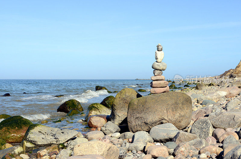 波罗的海海滩上的禅连石金字塔