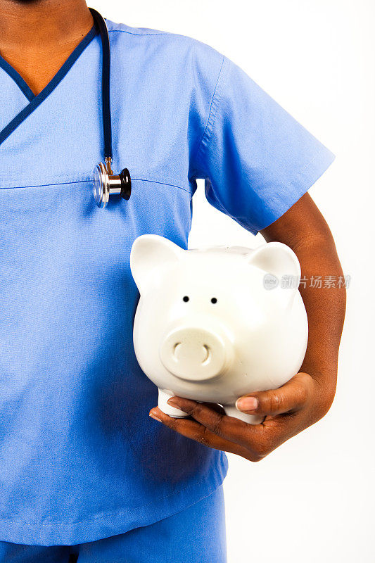美国黑人护士抱着存钱罐
