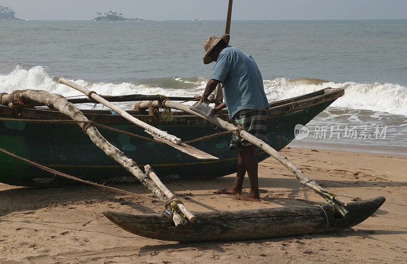 斯里兰卡海滩上的一艘旧船