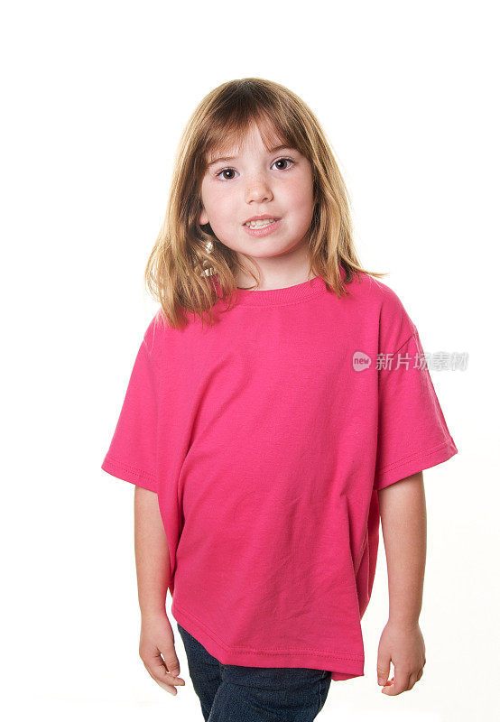 穿着亮粉色衬衫的可爱女孩