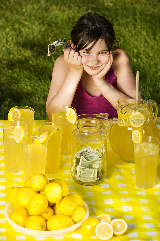 孩子在卖柠檬水