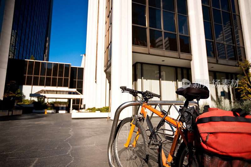 自行车和办公楼