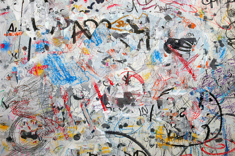 垃圾涂鸦墙背景:喷漆，笔触，彩色街头艺术