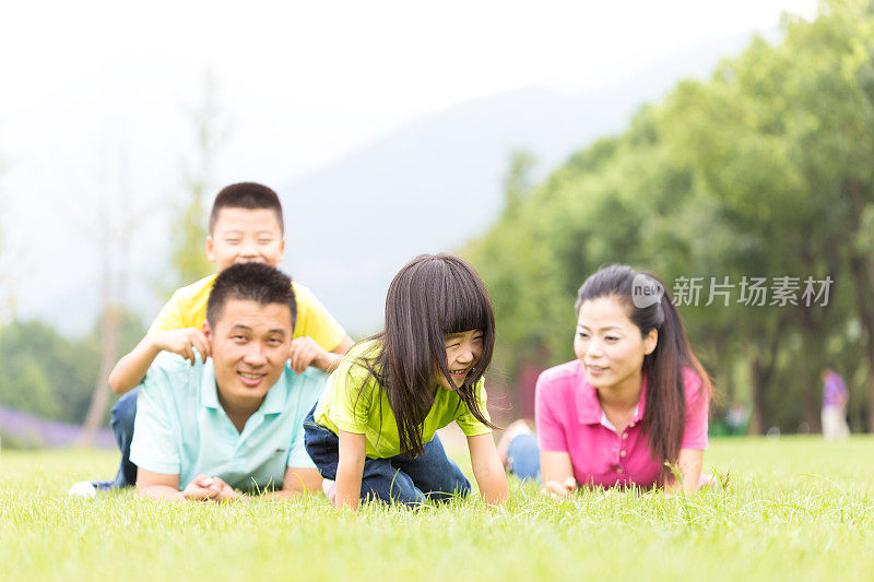 一个幸福的家庭躺在田野里