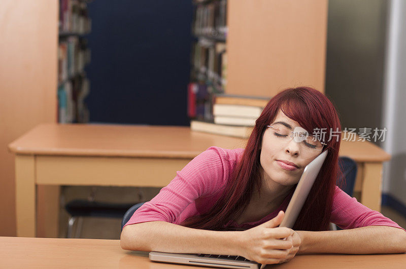 青少年睡在图书馆里