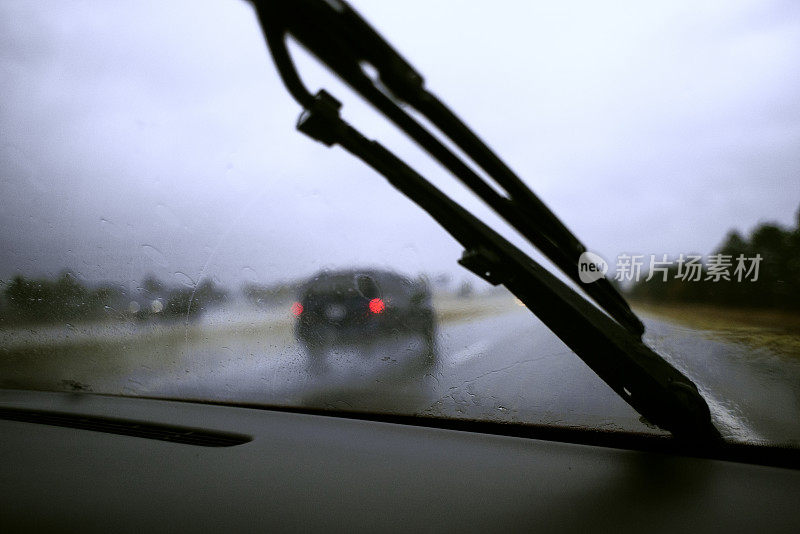 雨中的汽车