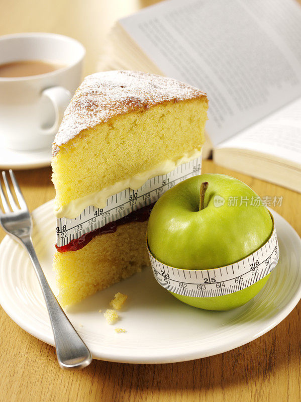 下午茶吃健康和不健康的蛋糕和一个苹果
