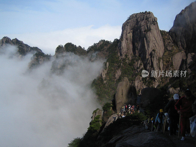 中国的黄山隐藏在雾中