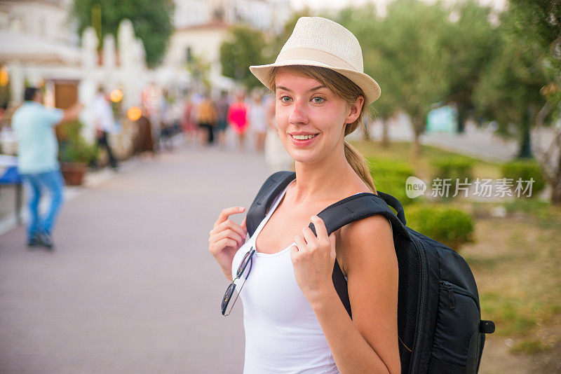 漂亮的年轻潮女人背着背包在STR旅行