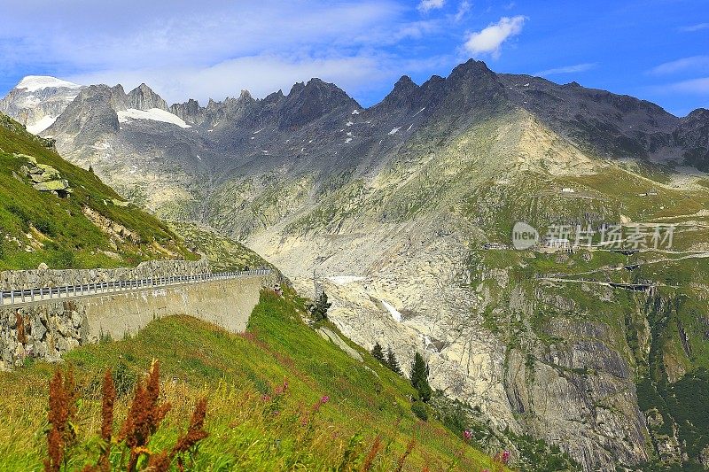 福尔卡景观从格里姆塞尔山口，公路穿越瑞士阿尔卑斯山