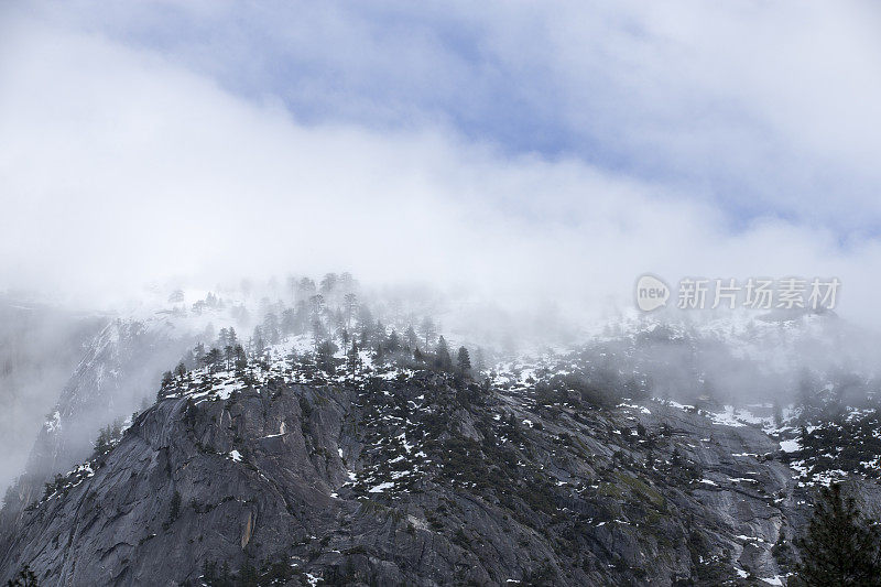 约塞米蒂国家公园山景，低雾，加利福尼亚州