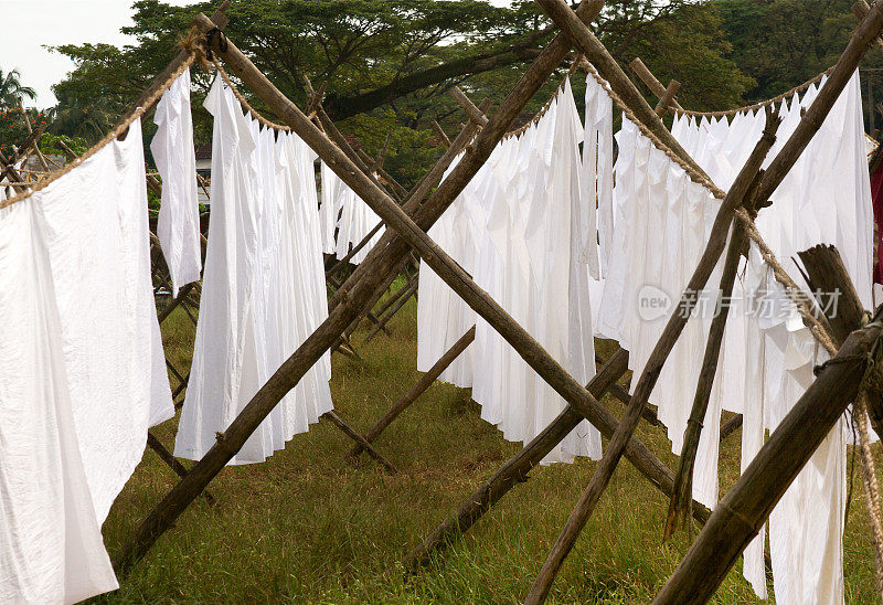 科钦，喀拉拉邦，印度:白床单挂在洗衣场