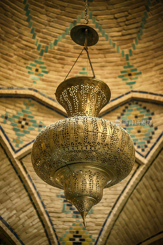 伊朗一个集市天花板上的东方灯