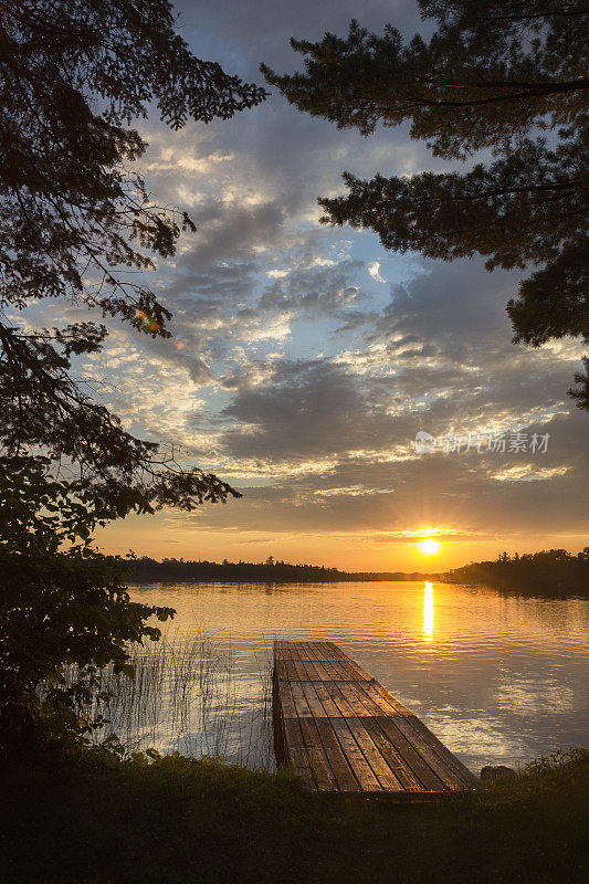 湖面上金色的落日