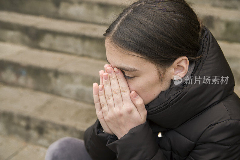 年轻女子的照片遮住了她的脸