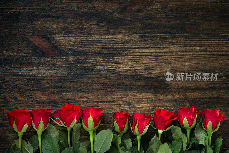 红玫瑰在木制背景与复制空间