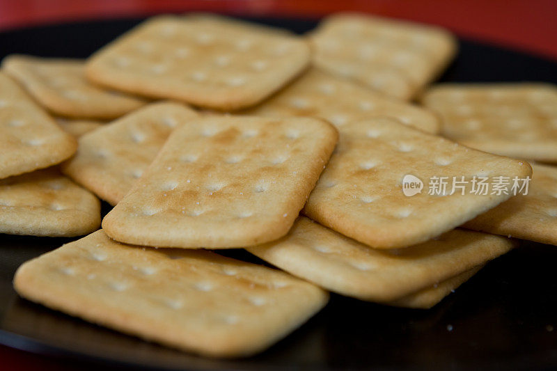 零食放在黑色的盘子里