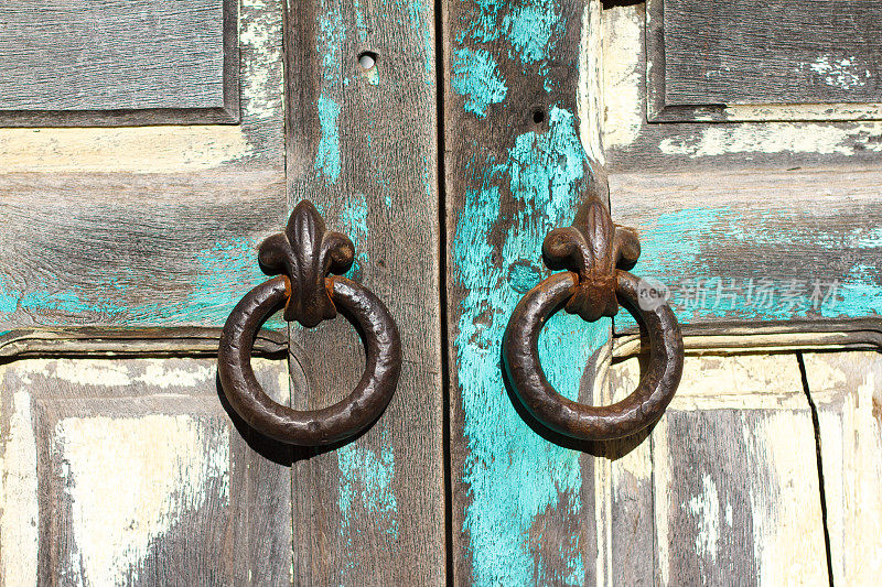 圣达菲风格:古色古香的绿松石白色门(细节)