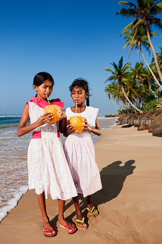 斯里兰卡年轻女孩在海滩上的肖像
