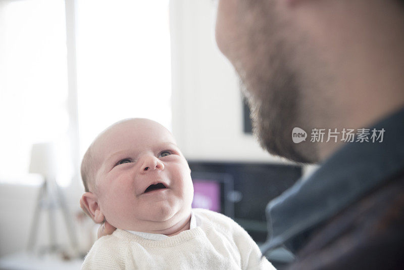 新生男婴抬头望着父亲