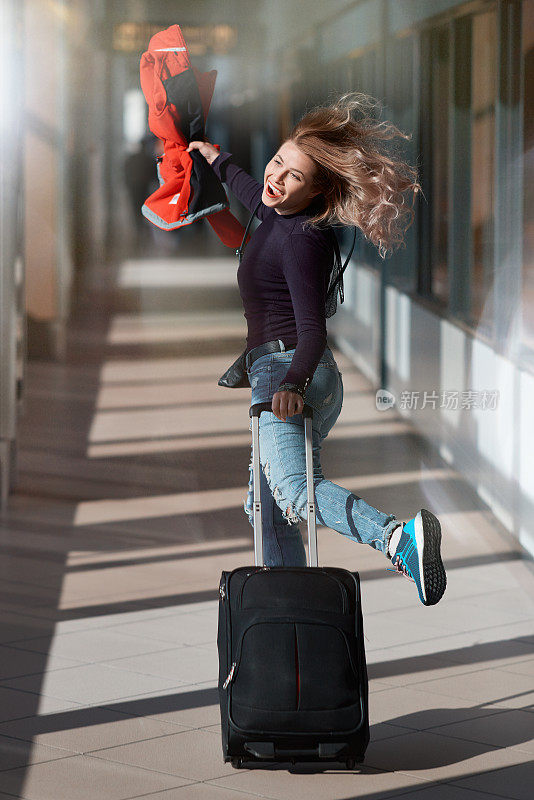 享受快乐之旅，女人欢呼她的日子