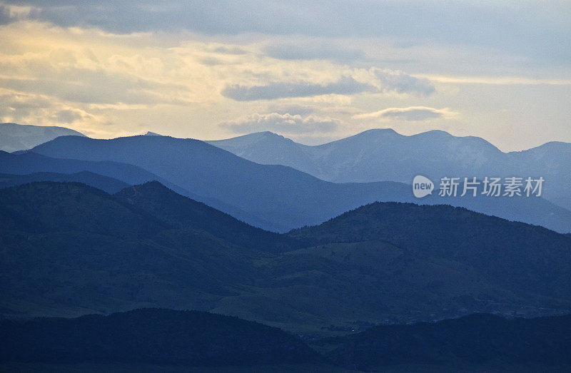 蓝色剪影中的落基山脉