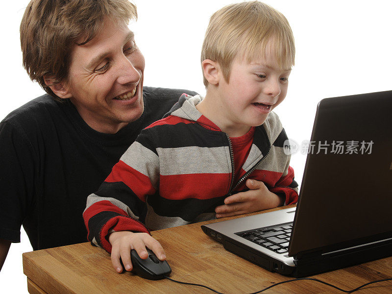 一位父亲和他的小儿子在使用笔记本电脑