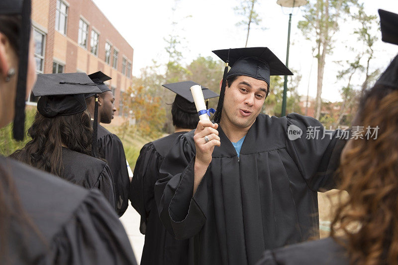 教育背景:兴奋的拉丁男性毕业生和大学校园里的朋友。