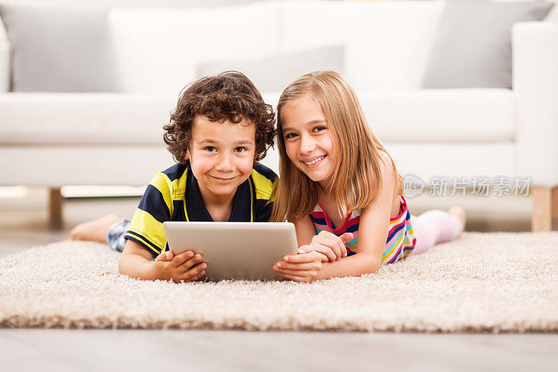 小男孩和小女孩用数码平板电脑