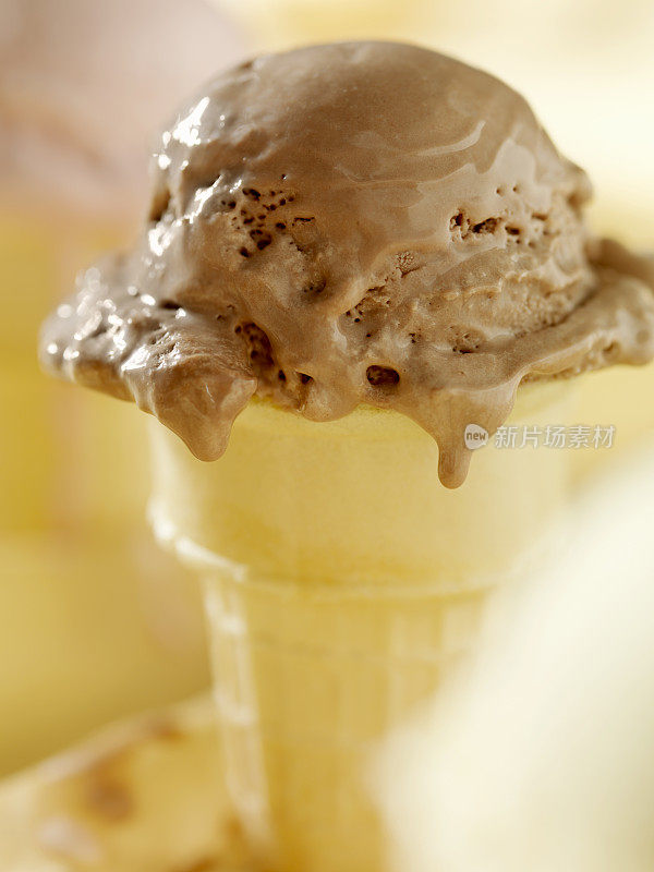 正在融化的巧克力冰淇淋蛋卷