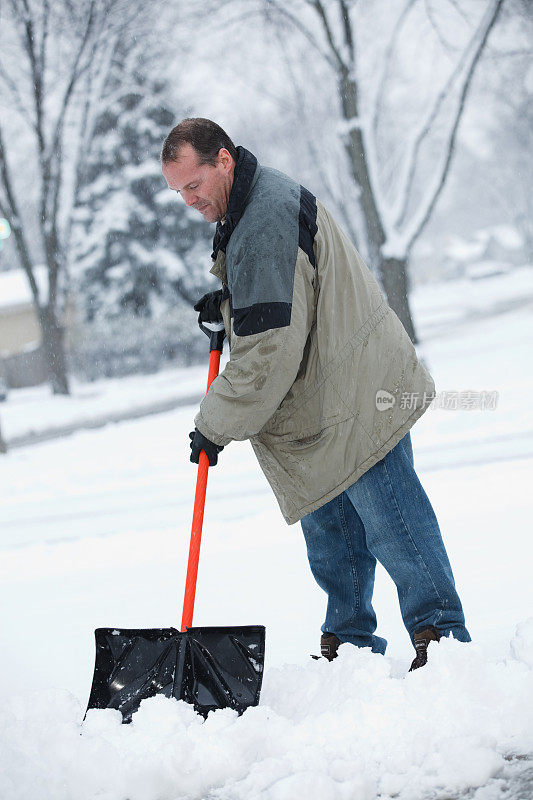 一名男子在芝加哥暴风雪中铲雪