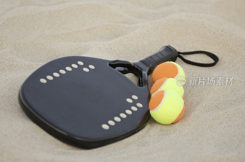 沙滩网球拍和三个球