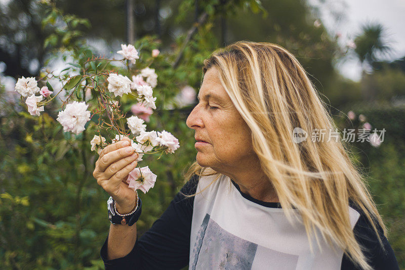 闻花香的成熟女人