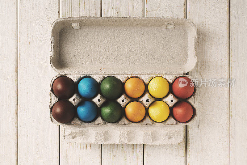 五彩缤纷的复活节彩蛋装在蛋盒里