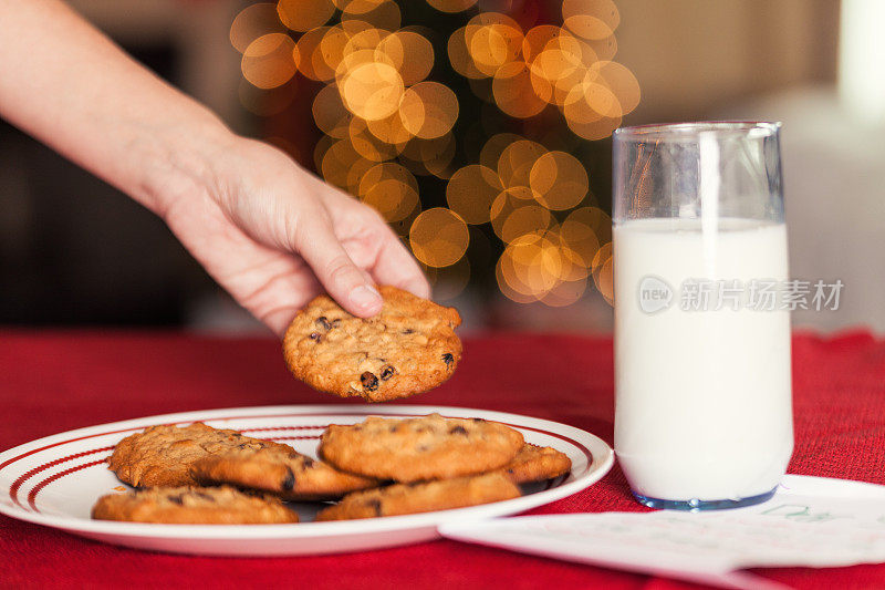 牛奶，圣诞饼干，还有一封亲爱的圣诞老人信。