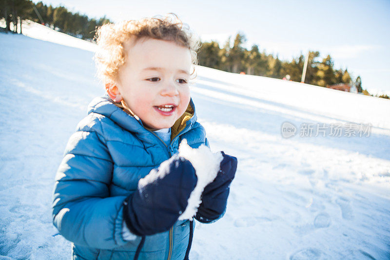 男孩在雪中玩耍