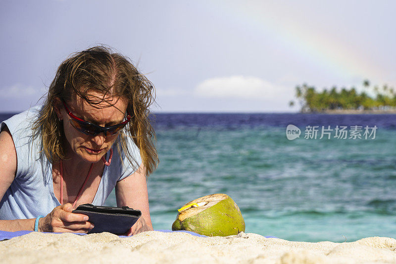 年长妇女的肖像躺在海滩上的纳兰霍奇科岛在加勒比参见