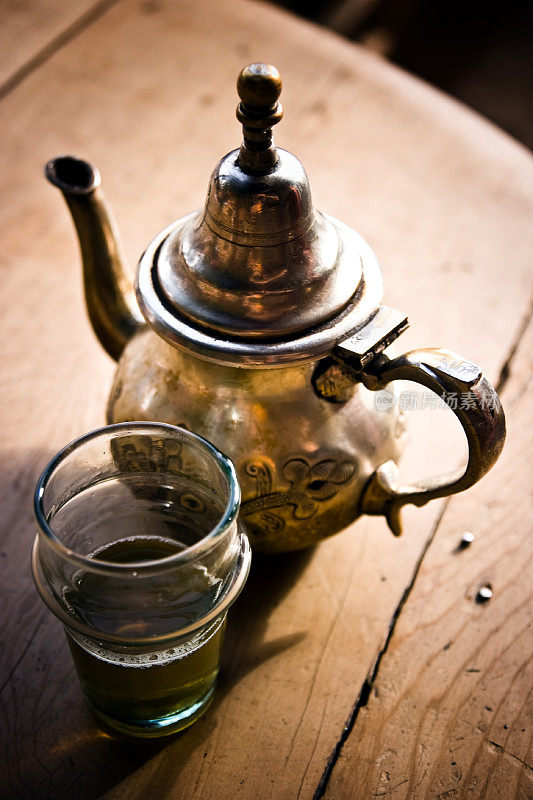 一杯北非绿茶与壶，木材背景