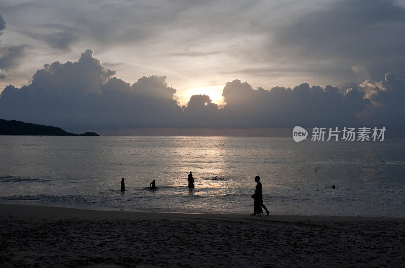 泰国普吉岛的海上日落