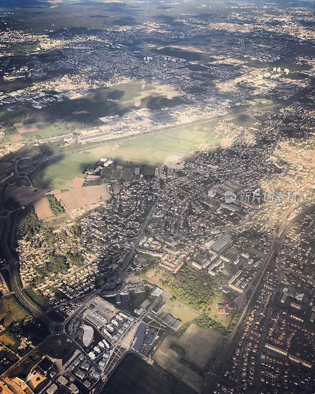 从飞机上俯瞰巴黎郊区