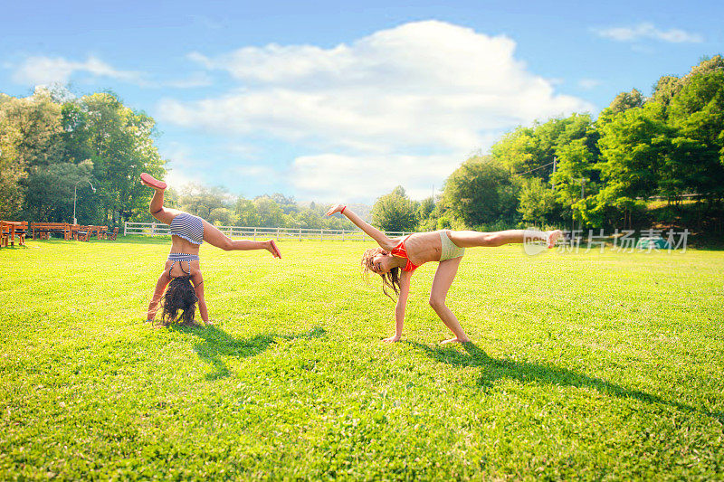两个女孩在草地上翻跟斗