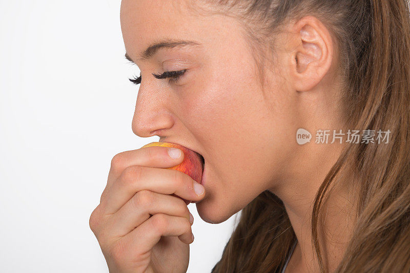 女人在咬苹果